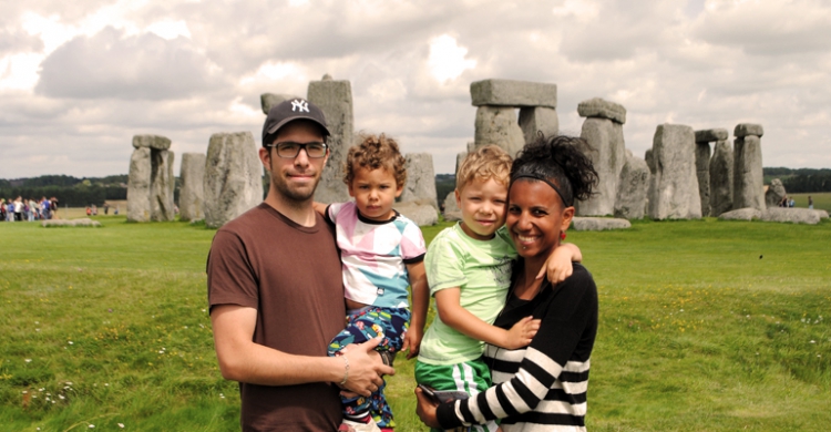 Bild på Familjen vid Stonehenge